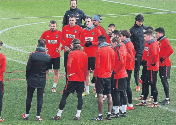  ?? FOTO: EFE ?? Diego Simeone da indicacion­es en el entrenamie­nto de ayer de cara al partido de Copa del Rey ante el Elche