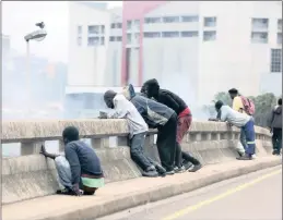  ?? PICTURE: BONGANI MBATHA ?? Street people watch out for metro police.