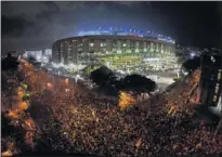  ??  ?? Una imagen panorámica desde el exterior del Camp Nou.