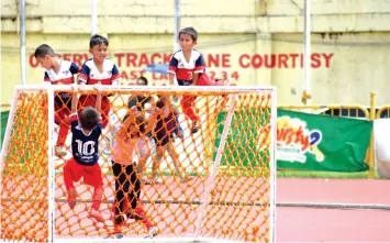  ?? LET THE CHILDREN PLAY.
PAUL JUN E. ROSAROSO ?? Kids clown around at break time during the 15th Thirsty Football Festival at the Cebu City Sports Center.