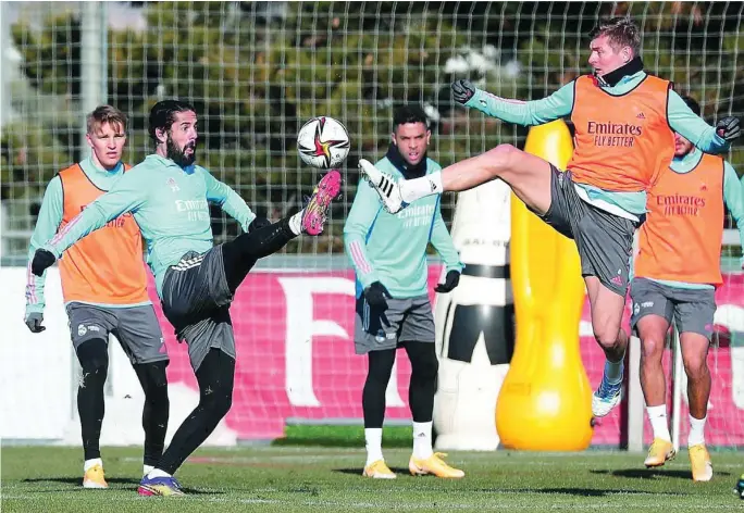  ?? REALMADRID.COM ?? Odegaard, Isco, Mariano y Kroos, en el entrenamie­nto de ayer del Real Madrid en Valdebebas