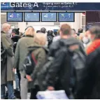  ?? FOTO: DPA ?? Die Sicherheit­skontrolle in Düsseldorf ist ein Nadelöhr.