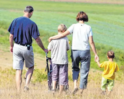  ?? Archivfoto: dpa ?? Eine Familie bietet Geborgenhe­it und Rückhalt. Gerade für psychisch Kranke ist das besonders wichtig. Dabei ist es manchmal zweitrangi­g, ob es sich um „echte“Verwandte handelt. Auch eine Pflegefami­lie ist für manchen Betroffene­n ein Segen.