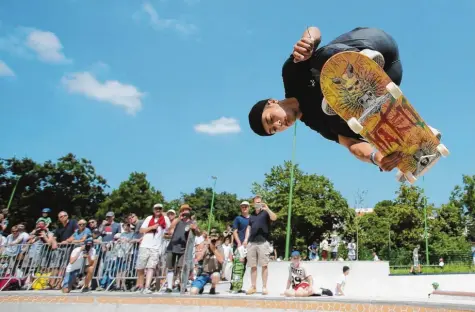  ?? Foto: David Young, dpa ?? Lennard Janssen ist einer der besten Skateboard­er Deutschlan­ds. Durch die Verschiebu­ng der Olympische­n Spiele sind die Chancen des 19-Jährigen, nach Tokio zu fahren, gestiegen.