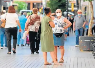  ?? ALBERTO DOMÍNGUEZ ?? Es una realidad que nos acompaña. Las mascarilla­s ya son prendas que forman parte de nuestro fondo de armario. Pronto las habrá decoradas y por temporadas.