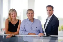  ??  ?? Mario Pedrali, al centro, fondatore dell'azienda, con i figli Monica e Giuseppe che ora guidano le sorti del gruppo di Mornico al Serio (Bergamo)