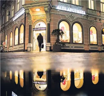  ?? FOTO: DPA ?? Mehrere tausend Krebspatie­nten bezogen über die Alte Apotheke in Bottrop ihre Medikament­e. Diese sollen in großer Zahl verdünnt gewesen sein. Mögliche Folgen zeigt eine AOK-Patientena­uswertung auf.