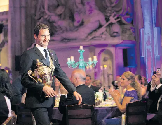  ??  ?? Roger Federer macht nicht nur im Tennisdres­s gute Figur. Er hat gelernt, Pokale zu tragen und Galadinner­s zu ertragen.