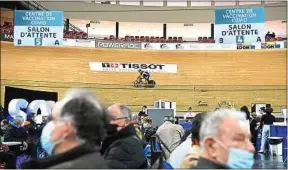  ??  ?? Le vélodrome de Saint-Quentin-en-Yvelines est un centre de vaccinatio­n.