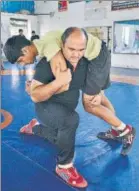  ?? BIPLOV BHUYAN/HT ?? Rajesh Saroha shows the ropes. n