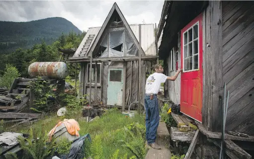  ?? PHOTOS: BEN NELMS FOR NATIONAL POST ?? Robert Dick, 66, lives in a wood cabin he built in a secluded area of B.C. Dick has made it his life’s work to clear nearby Clowhom Lake of floating wood debris.