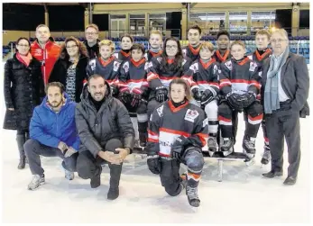  ??  ?? L’équipe de hockey du collège Gondoliers a reçu de nouveaux maillots.