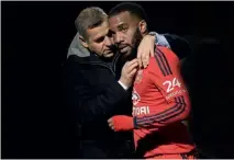  ??  ?? Bruno Genesio est très proche des joueurs issus du centre de formation ( ici, Alexandre Lacazette) qu’il côtoie depuis une dizaine d’années.