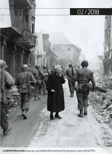  ??  ?? LA INFANTERÍA ALIADA avanza por una ciudad de Alemania hacia el fin de la guerra, marzo-abril de 1945.