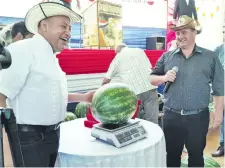  ?? ?? El pesaje genera una expectativ­a entre los asistentes de la feria.