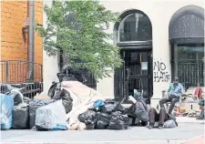  ?? RICHARD LAUTENS TORONTO STAR FILE PHOTO ?? Refugees had to sleep on the pavement outside Toronto’s shelter intake centre on Peter Street last summer because of a lack of beds. Advocates are calling for a co-ordinated government approach to deal with displaced people.