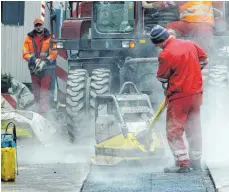  ?? FOTO: ROLAND WEIHRAUCH/ DPA ?? Die Stadt Düsseldorf hat gute Erfahrunge­n mit lärmoptimi­ertem Asphalt gemacht.