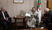  ??  ?? Abdelaziz Bouteflika présentant sa démission au président du Conseil constituti­onnel Tayeb Belaiz (à droite), en présence du président de la Chambre haute algérienne, Abdelkader Bensalah. (Photo AFP/APS)