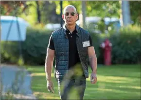  ??  ?? Jeff Bezos, patron d’Amazon. Mélange d’autorité et de décontract­ion.