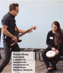  ?? SCOTT MUMFORD ?? Rocker Wesley Geer leads a session to demonstrat­e the program at Foundation­s Recovery Network.