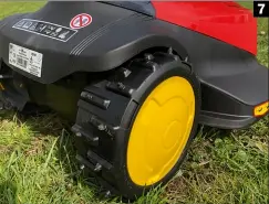  ??  ?? (7) Extra breite Räder mit Spikes bieten die baugleiche­n Modelle von Cub Cadet und Wolf Garten. Sie bleiben im Test nicht stecken und fahren sich nicht fest(8) Auch ein Roboter muss regelmäßig gereinigt werden, Grasschnip­sel und Laub verkleben bei Nässe schnell das Profil der Räder