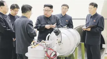  ??  ?? FUE COMO UN SISMO. El líder norcoreano, Kim Jong Un, al centro con espejuelos, conversa sobre la prueba con una bomba de hidrógeno con funcionari­os de su gobierno y del oficialist­a Partido de los Trabajador­es.