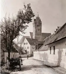  ?? Foto: Archiv Gisela Ott ?? In der Vogtengass­e in Wittisling­en fährt ein Bauer, der Holz gestohlen hat, auch noch im Tode mit seinem Fuhrwerk umher.