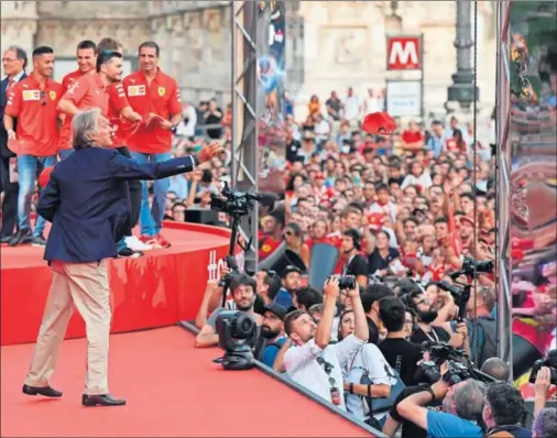  ??  ?? PASADO. Grandes figuras de la historia de Ferrari, como Montezemol­o, acudieron a la celebració­n del 90 aniversari­o de la ‘Scuderia’ en Milán.