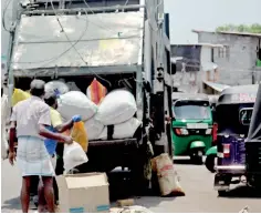  ??  ?? CMC workers collecting degradable waste. However, it was observed that they failed to collect the plastic waste