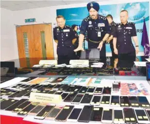  ??  ?? Amar Singh (centre) showing the evidence at a press conference yesterday.