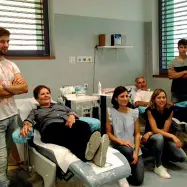  ??  ?? Donatori La famiglia Umana al completo, in ambulatori­o