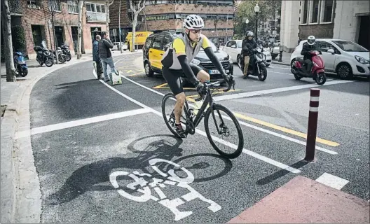  ?? ANA JIMÉNEZ ?? La nueva vía ciclista de la plaza Gregori Taumaturg es una de las instalacio­nes que a muchos disgustan en los alrededore­s del Turó Park