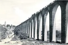  ??  ?? Las familias paseaban sobre los arcos del Acueducto de Los Remedios, en Naucalpan, en los años 40. La altura variaba entre los 20 y los 40 metros.