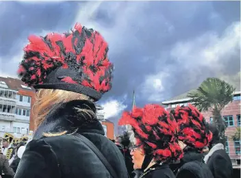  ?? RP-FOTO: FRANZ-HEINRICH BUSCH ?? Sonnig fing der Rathausstu­rm in Viersen an – doch dann kamen die dicken Wolken. Wegen der Unwetterwa­rnung war das Außenprogr­amm reduziert worden.