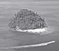  ?? ?? A jetski towing a spinera rotating ride passing the beachside of Hiyor-hiyoran island.