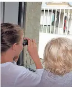  ?? FOTO: DPA ?? Elisabeth und Carl Otto schauen sich genau um.