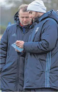  ?? FOTO: ELKE OBSER ?? Trainer Steffen Wohlfarth (rechts) und Co-Trainer Andreas Raaf führen den FV Ravensburg in die Oberliga-Rückrunde.