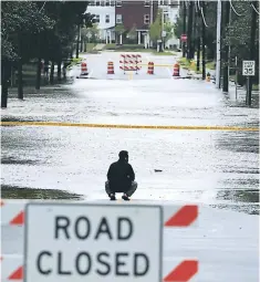  ?? FOTOS: AFP ?? Algunas calles permanecen cerradas por las inundacion­es.