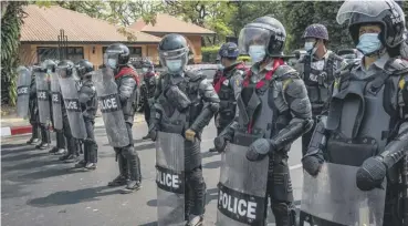  ??  ?? 0 Riot police arrive to form a barricade to block anti-coup protesters