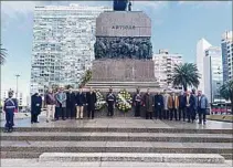  ??  ?? CEREMONIA. Los martillero­s junto a las dos ofrendas florales.