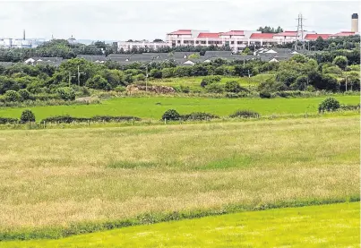  ?? Picture: Steve MacDougall. ?? The Dunfermlin­e North site where Taylor Wimpey wants to build 1,400 homes, shops and a school.