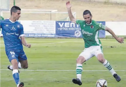  ?? J. P. JIMÉNEZ ?? Adiós
Carlos Andújar se dispone a recortar a un rival durante un partido de la temporada pasada con el Cacereño.