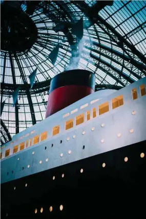  ??  ?? Pour la seconde année consécutiv­e, Chanel a choisi Paris pour présenter sa collection croisière. Pour l’occasion, la Nef du Grand Palais avait été transformé­e en gare maritime. En son centre, un immense paquebot baptisé «La Pausa», du nom d’une...