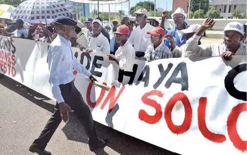  ?? KELVIN MOTA ?? Los antiguos trabajador­es de la caña, en una de sus manifestac­iones frente al Congreso.