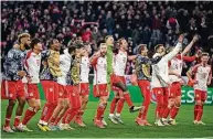 ?? Foto: dpa/Tom Weller ?? Endlich wieder Halbfinale: Die Profis des FC Bayern München feiern nach dem 1:0 gegen den FC Arsenal den Einzug in die Vorschluss­runde der Champions League.