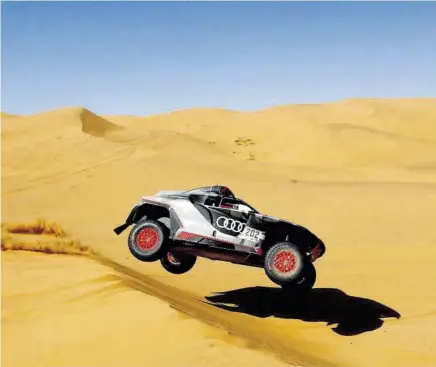  ?? AFP ?? Carlos Sainz lo `bordó' en la etapa más dura del Dakar y a pesar de abrir pista logró su segundo triunfo con el prototipo híbrido de Audi //