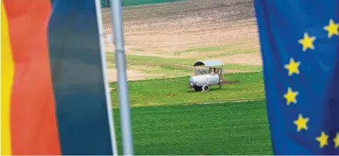  ?? Foto: Nicolas Armer, dpa ?? Noch wehen auf einem Feld bei Westerngru­nd, dem bisherigen Mittelpunk­t der EU, die deutsche und die europäisch­e Flagge. Bald wird sich aber ein anderer Ort mit diesem Titel schmücken: nämlich das kleine Gadheim. Die Szenerie wird eine ähnliche sein:...