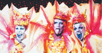  ?? ?? Guy Pearce, Terence Stamp and Hugo Weaving in The Adventures of Priscilla, Queen of the Desert.