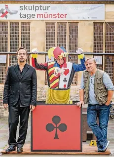  ?? FOTO: WDR ?? Trauriger Clown: Eine Leichen-Skulptur beeindruck­t Prof. Karl-Friedrich Boerne (Jan Josef Liefers, links) und nervt Frank Thiel (Axel Prahl).