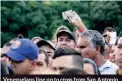  ??  ?? Venezuelan­s line up to cross from San Antonio del Tachira to Cucuta, in Colombia, amid Venezuela’s economic and political crisis